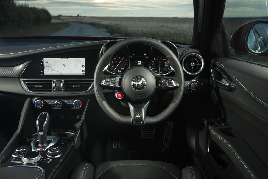 Торпедо Alfa Romeo Giulia Quadrifoglio (952) 2020 года  (UK) (фото 20 из 34)